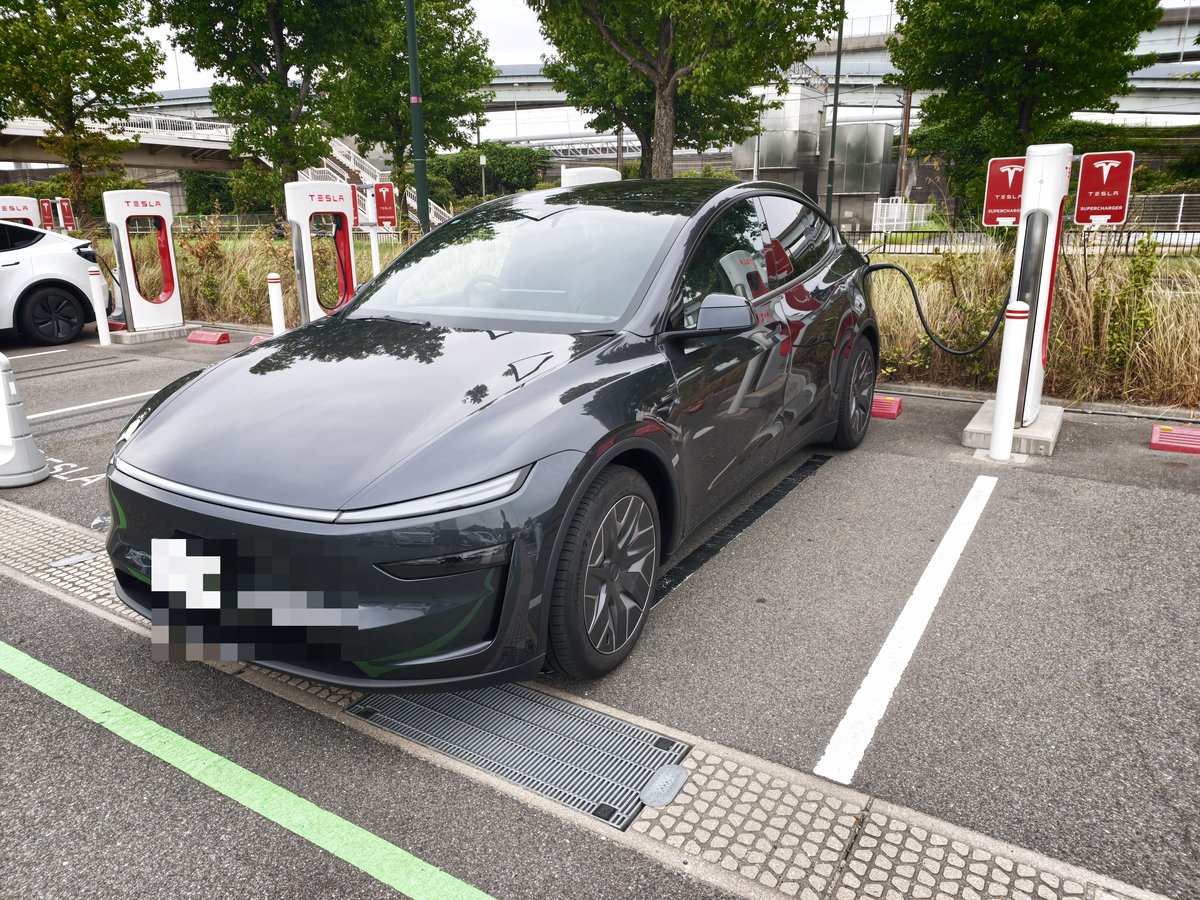 スーパーチャージャーに接続したテスラ Model YL。ナンバープレートにはモザイクをかけている