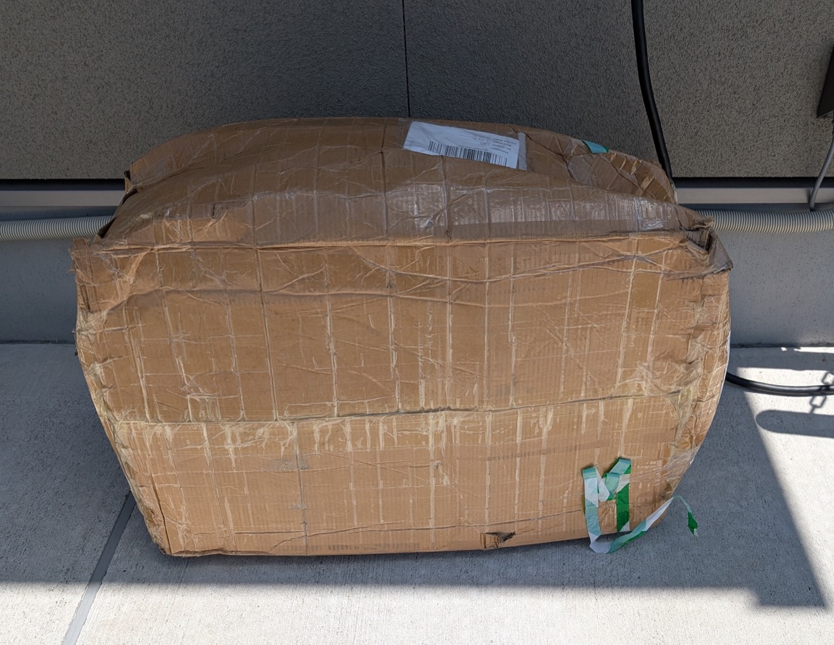 アリエクから届いたフロアマットの段ボール箱