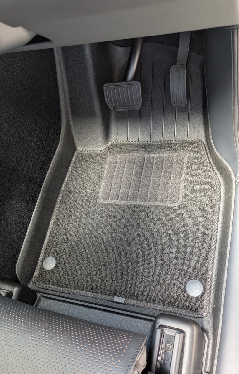 運転席側のカーペットマット装着状態