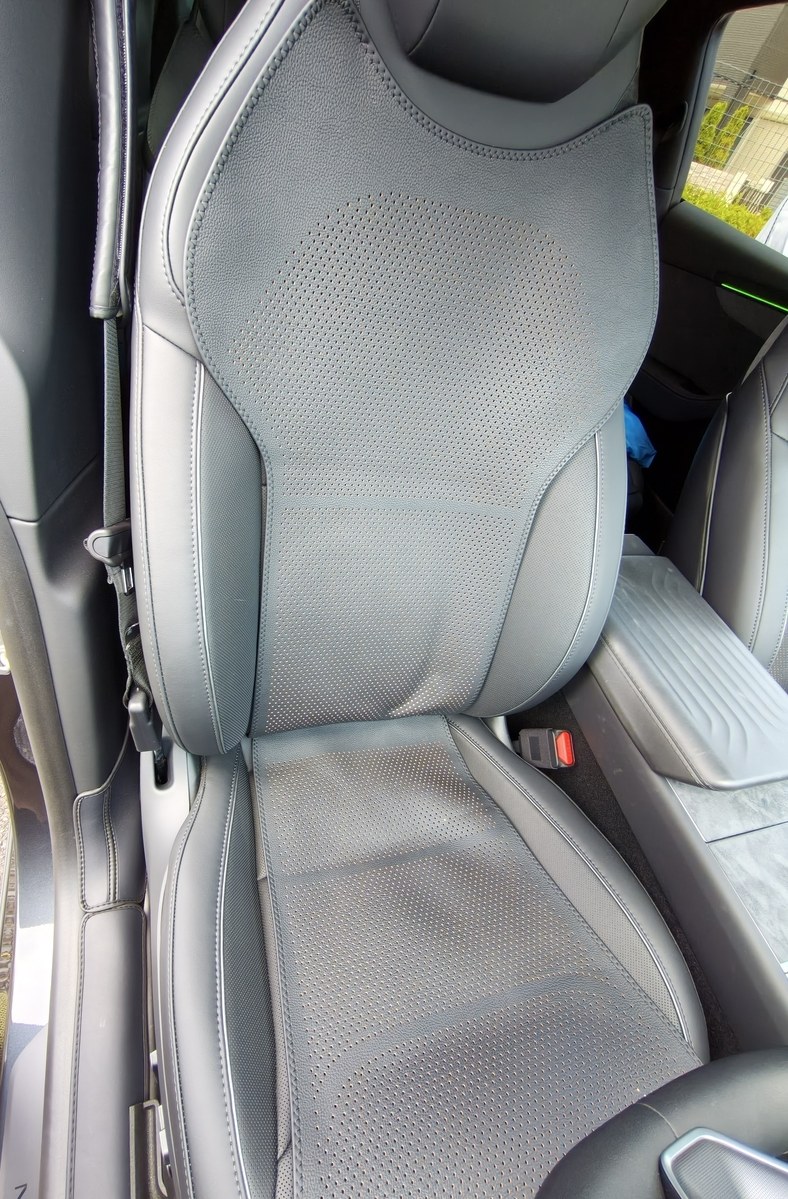 モデルYLの運転席に取り付けたパンチング加工のシートカバー