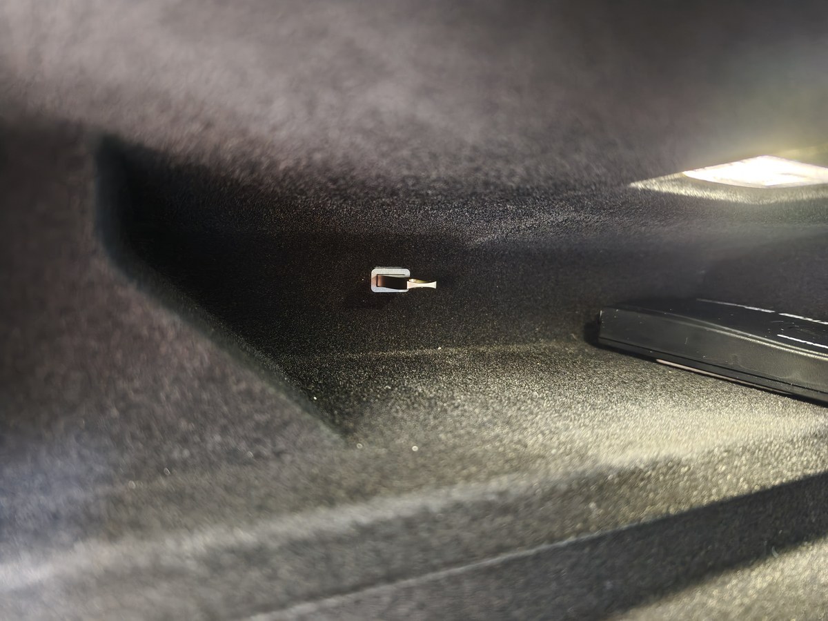 モデルYLのグローブボックス奥にある純正USB-Cポート