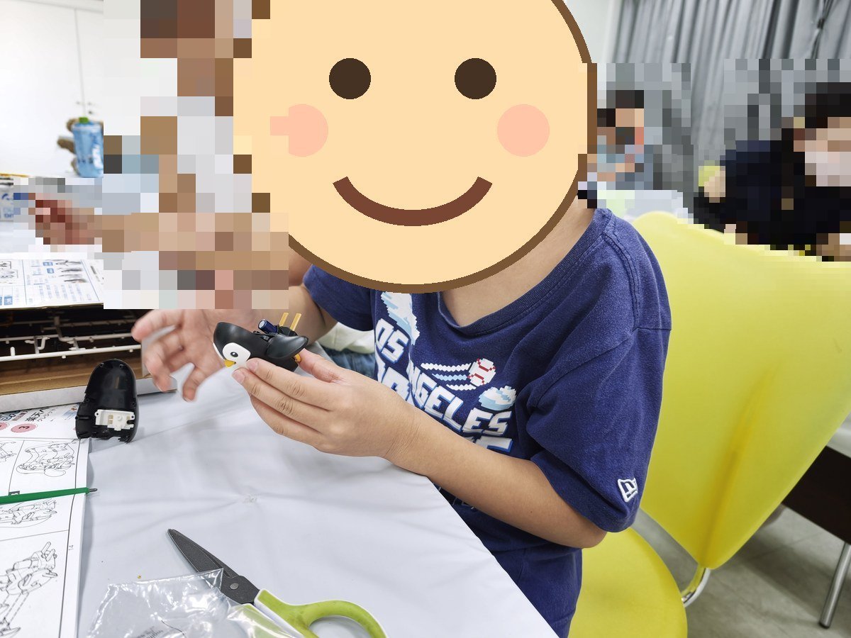 工作教室でソーラーのおもちゃを組み立てているところ