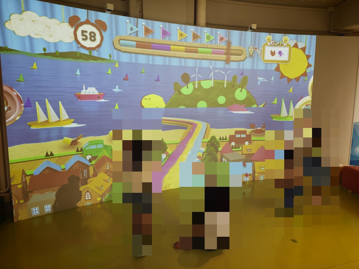 壁一面に映像が映るボール投げの展示