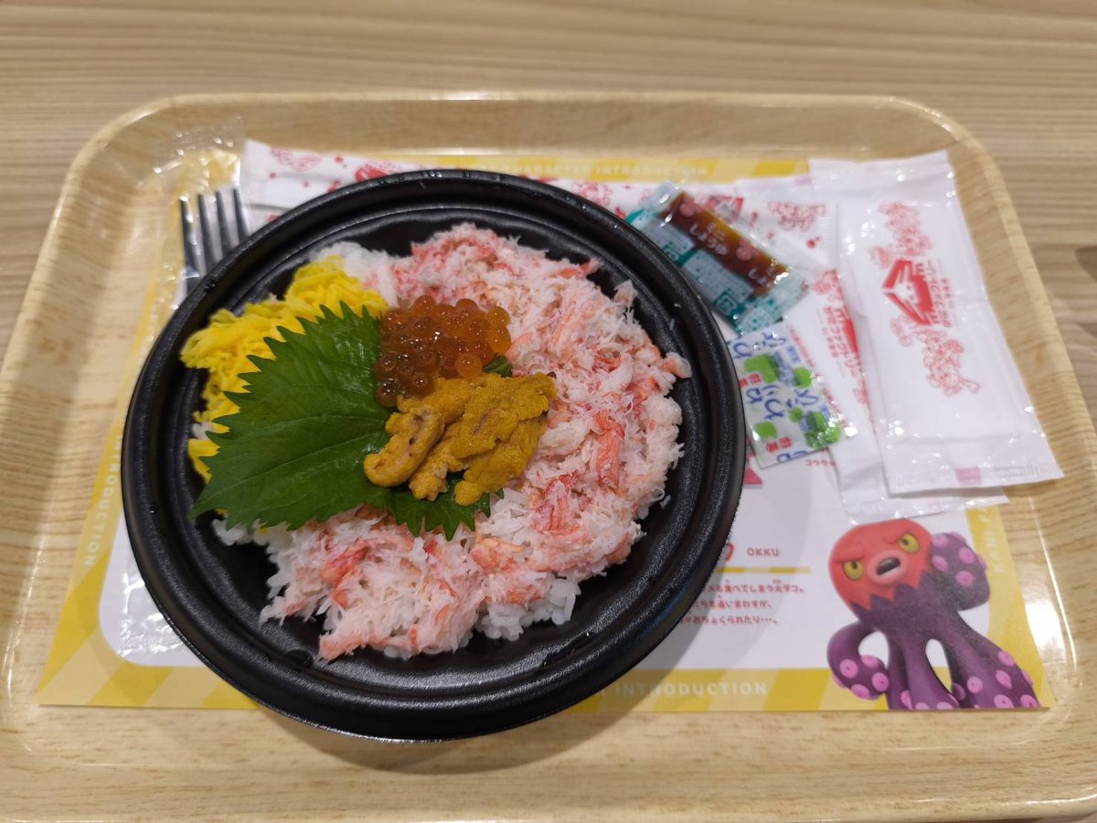 かに丼。ほぐした紅ズワイの上にウニといくらが乗っている