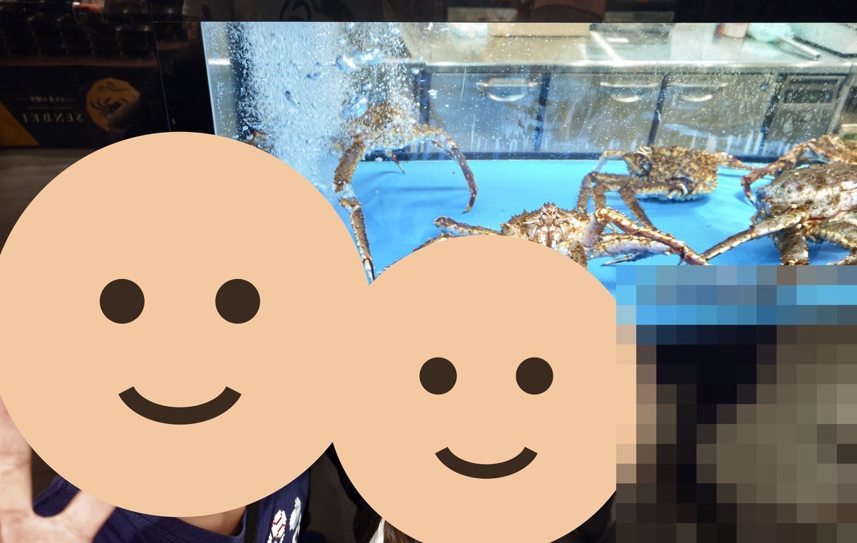 店内の水槽で動いている大きなカニ