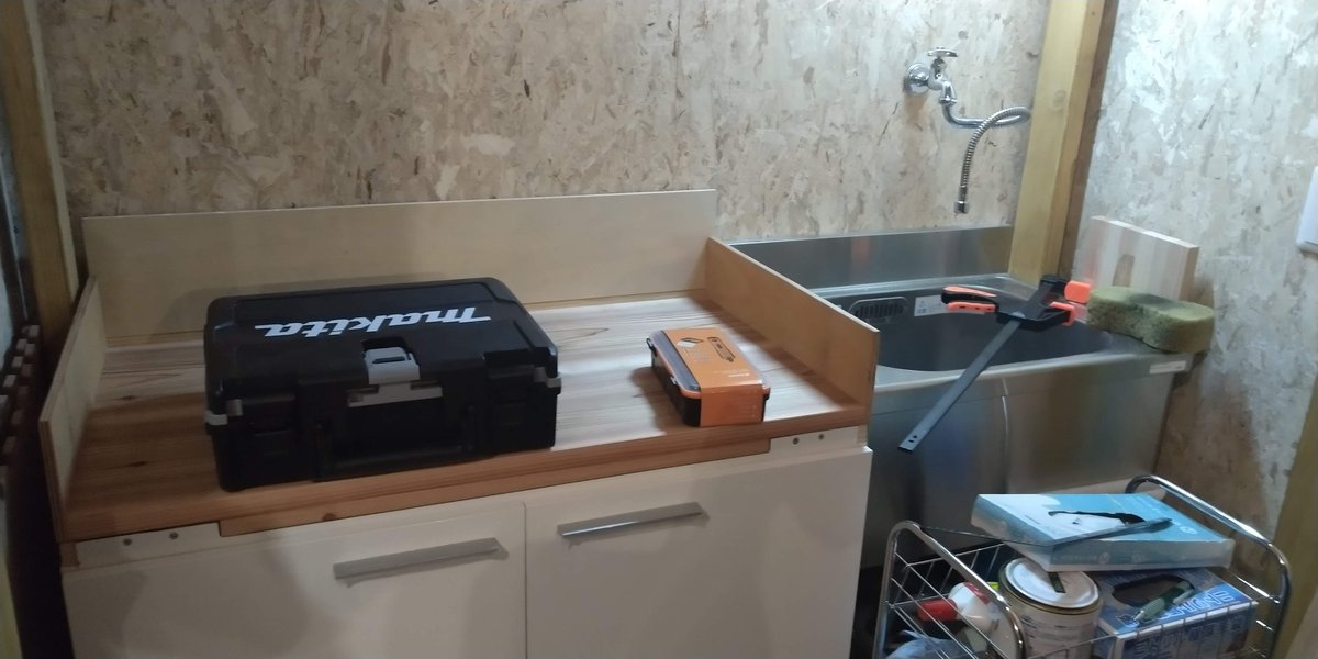 天板にマキタの工具箱を置いた状態