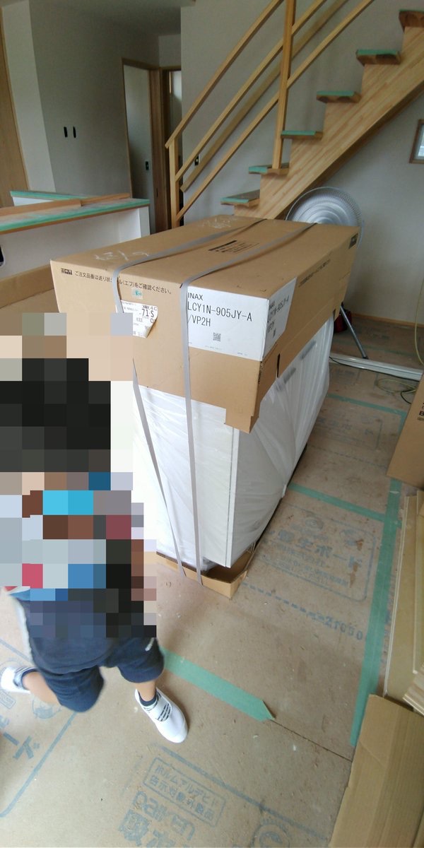搬入されたエルシィの梱包箱