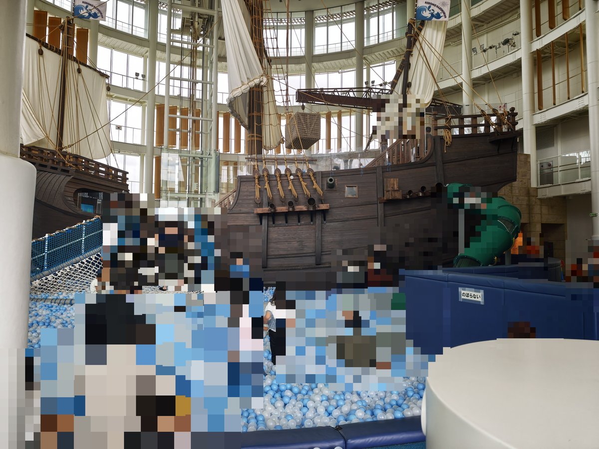 帆船を囲む大きなボールプールと館内の遊具