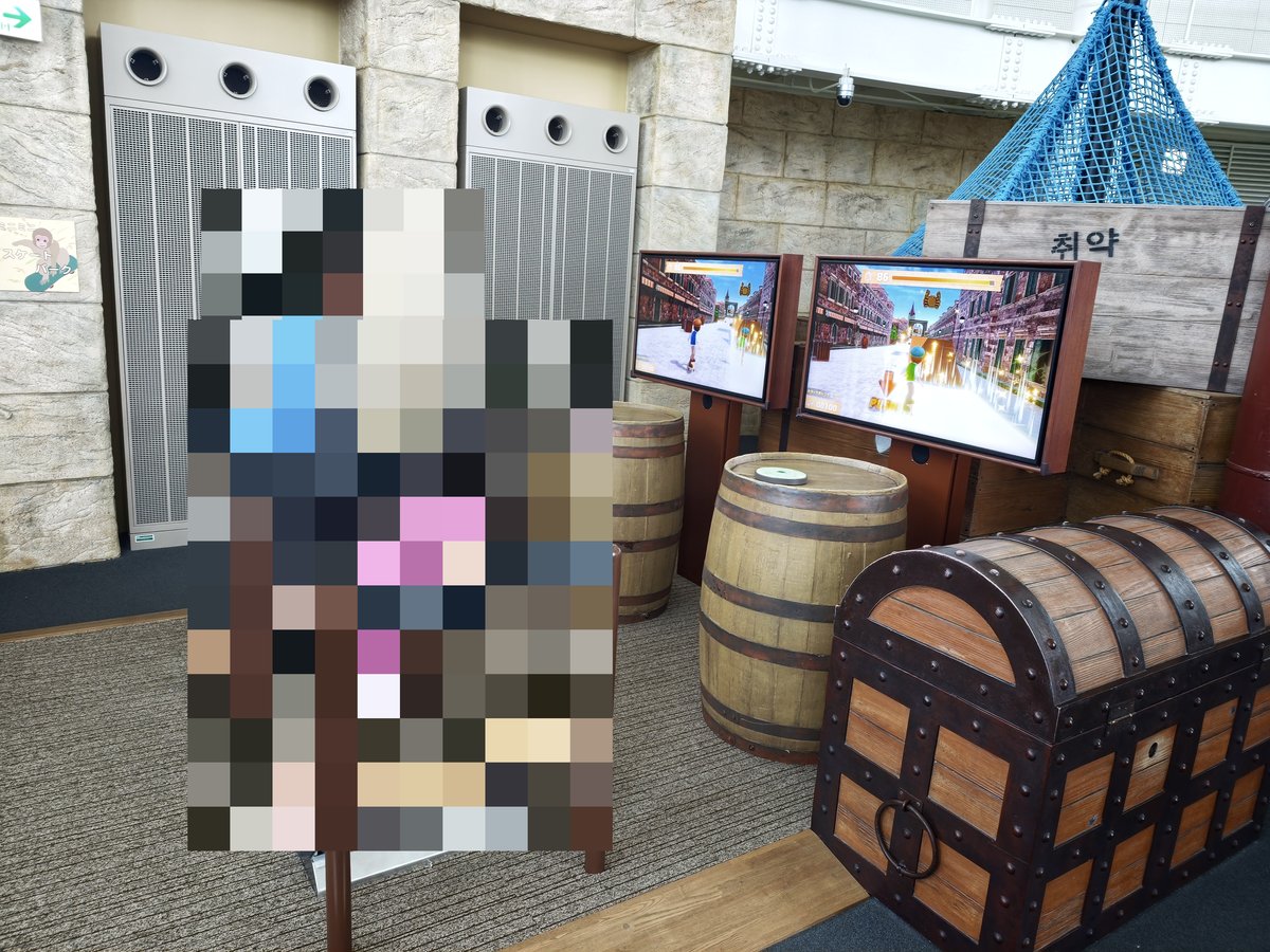 画面に合わせて体を動かす館内のゲーム