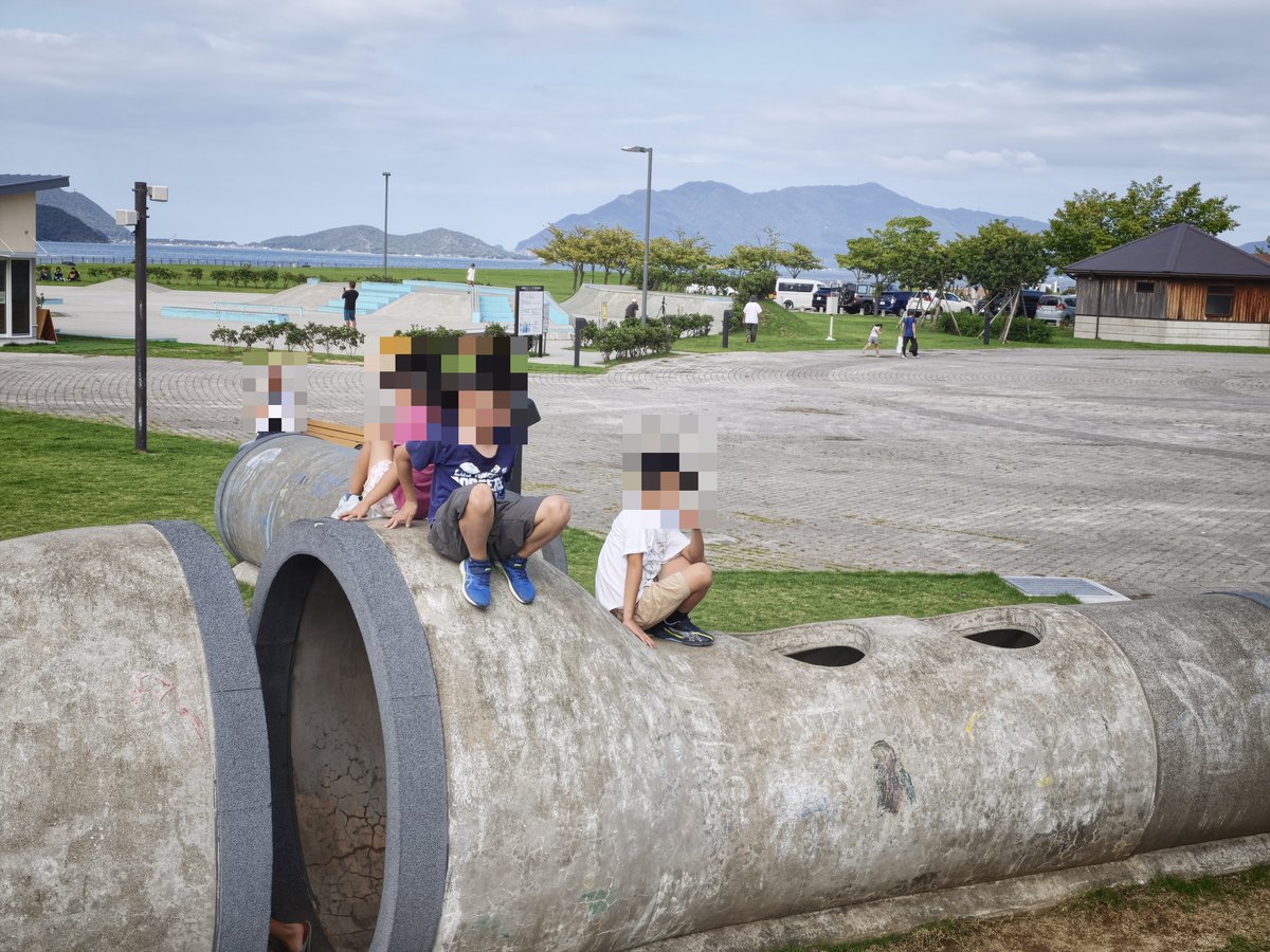 海が見える広場のコンクリート製遊具