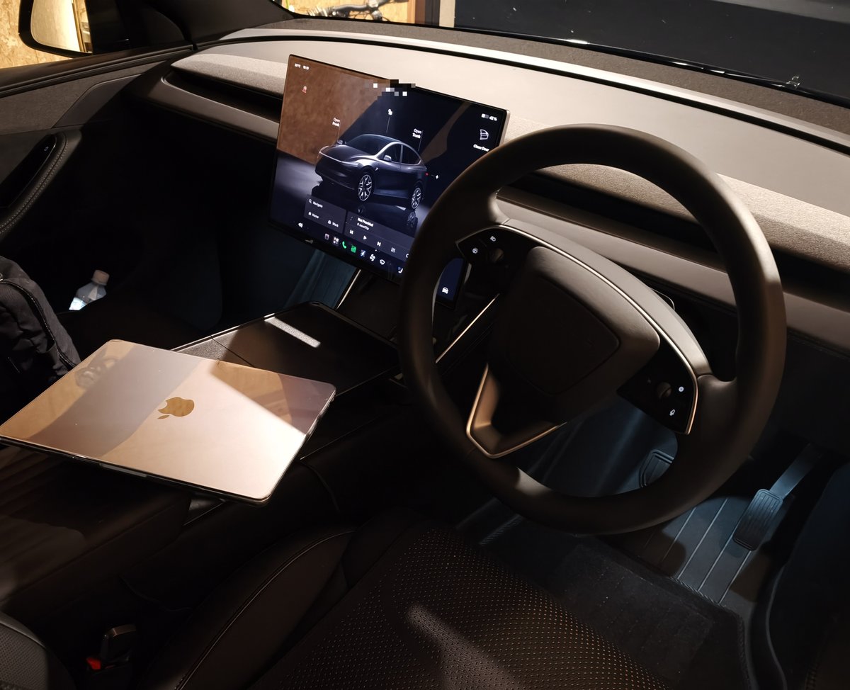 モデルYLの前席センターコンソールに載せたテーブルとノートパソコン