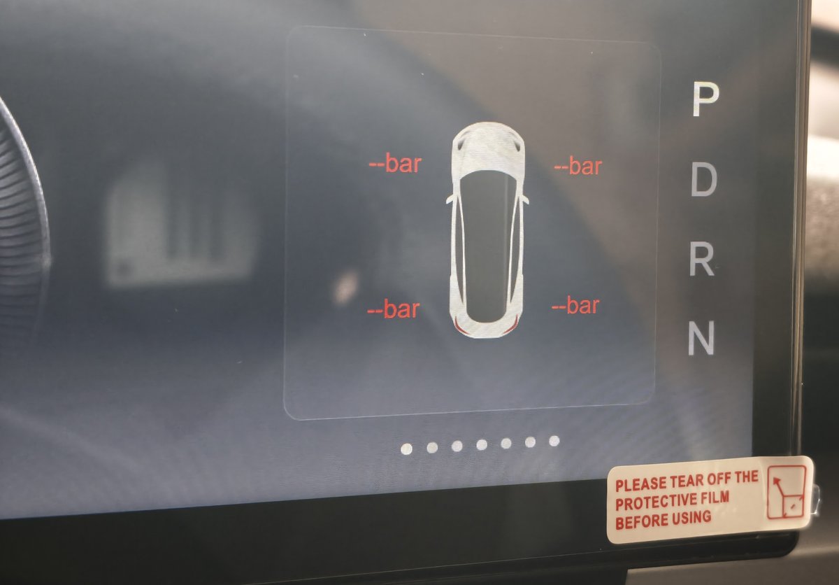 起動直後で空気圧が--barになっているメーターディスプレイ