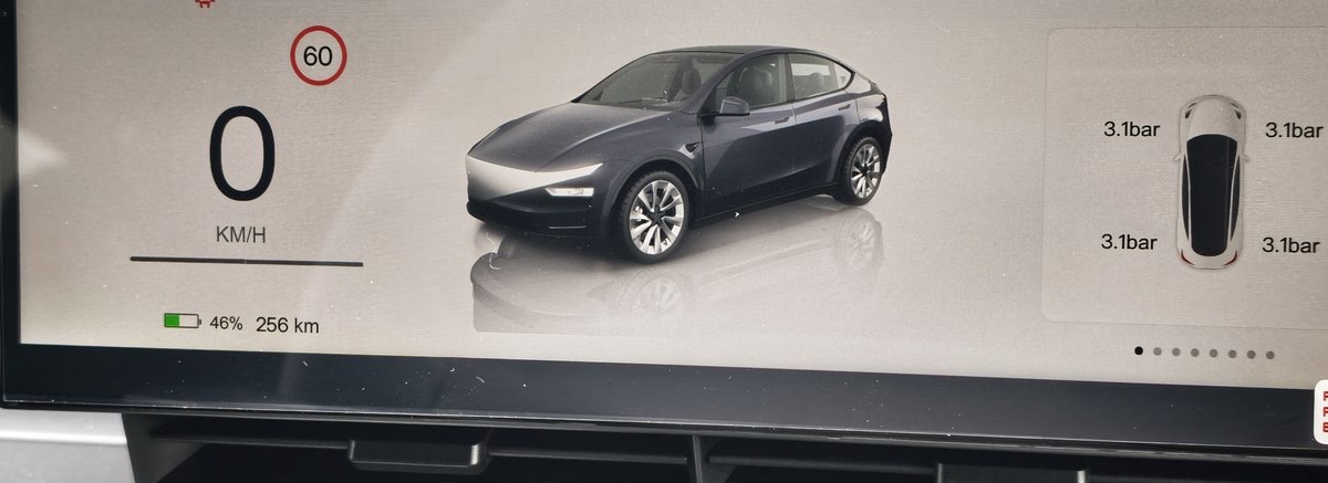 停車中にクルマの画像が大きく表示されたメーターディスプレイ