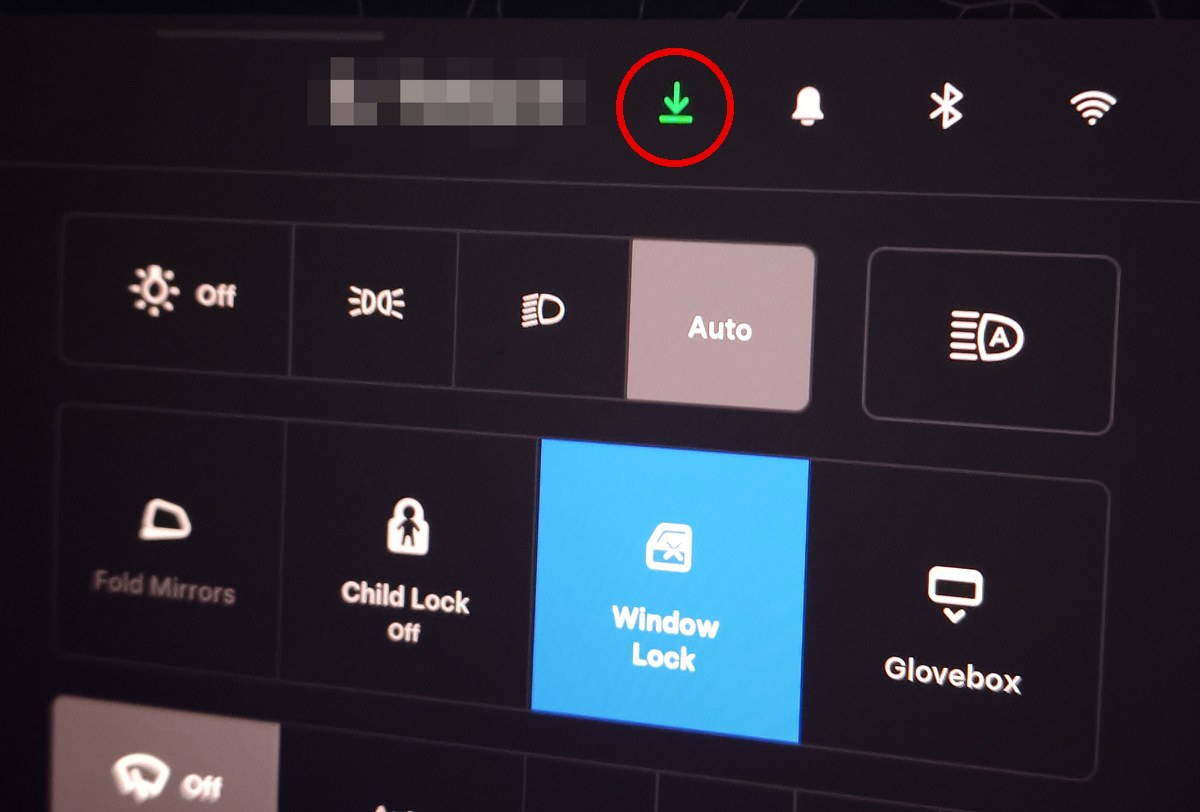 モデルYLの画面上部に出たOTAアップデートのダウンロード中を示す緑の下矢印