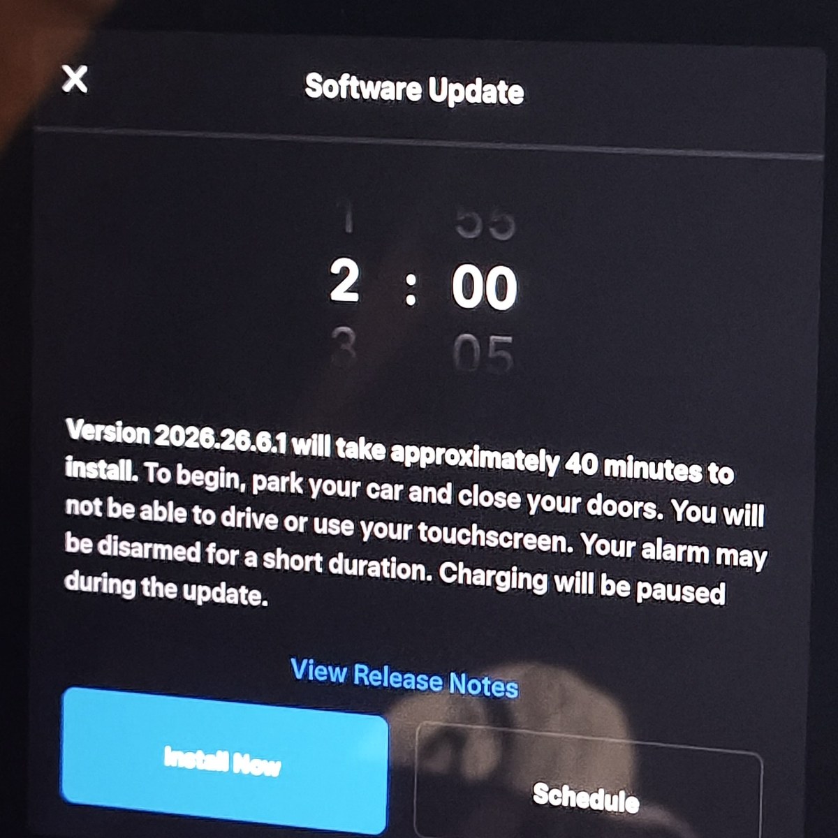 モデルYLの画面に出たソフトウェアアップデートの案内。インストールに約40分かかると表示