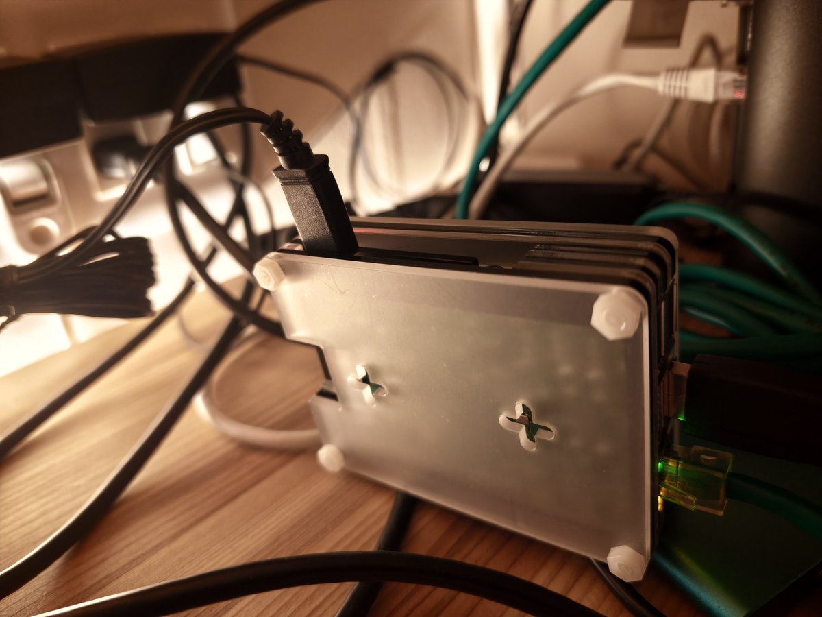 アクリルケースのラズパイにLANケーブルと電源をつないだところ