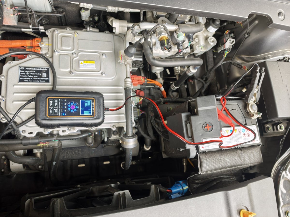 LVYUANの充電器がPUL表示でATTO3の12Vバッテリーをパルス充電中。開始から約8時間後