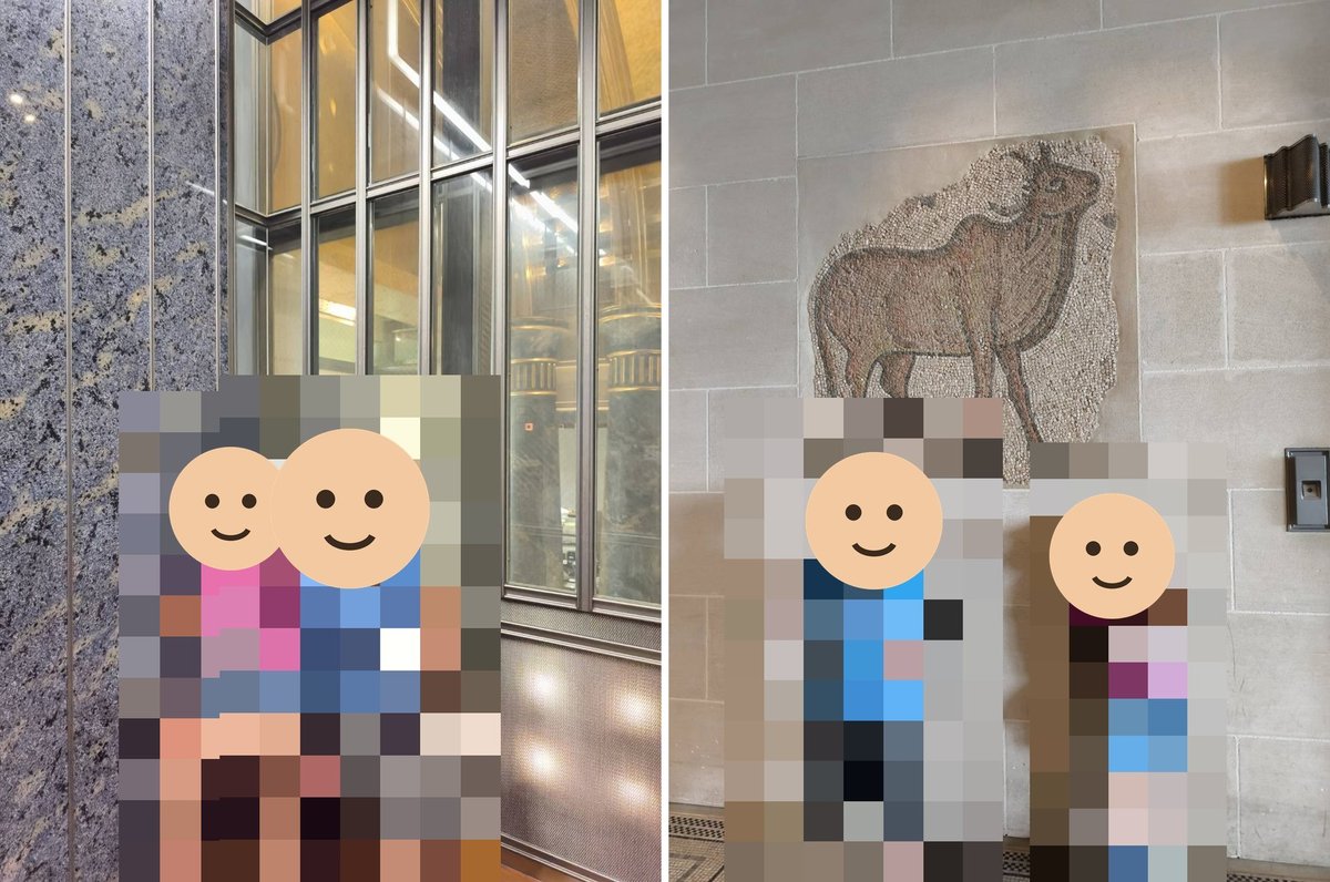 窓ぎわの柱の前のベンチと、壁のモザイク画の前の子どもたち