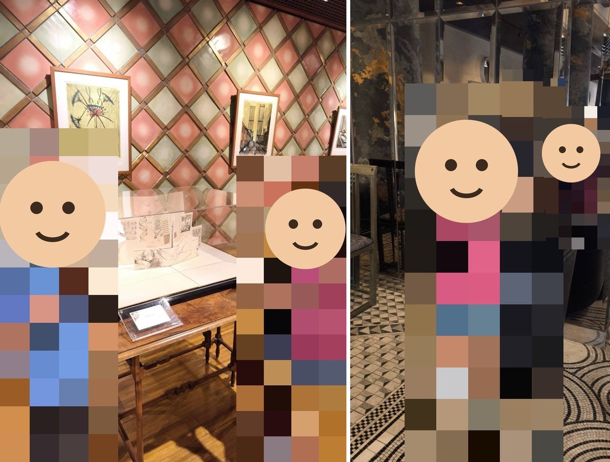 絵と展示ケースの前の子どもたちと、黒いイスの横の子ども