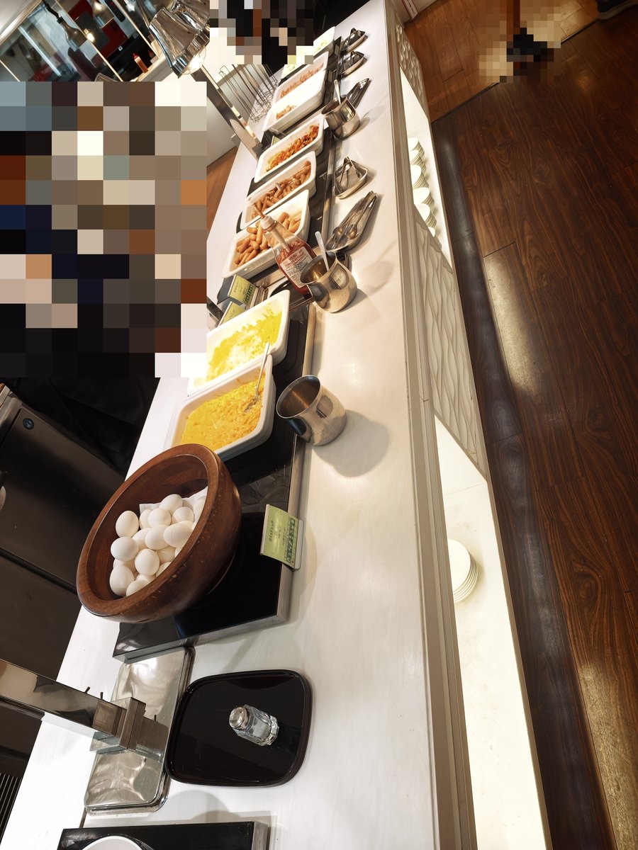 朝食ビュッフェの料理台