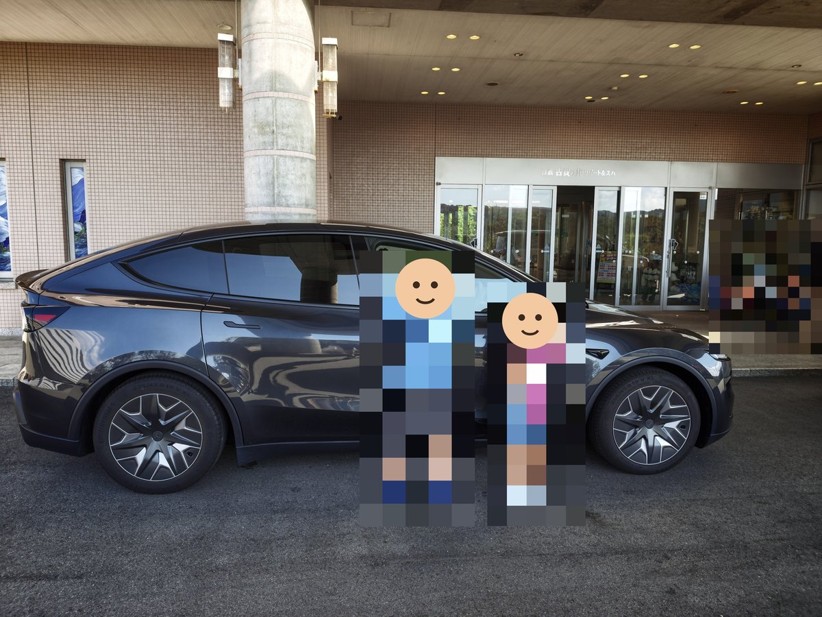 ホテルの車寄せでモデルYLと子どもたち