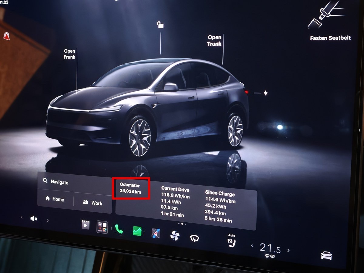 モデルYLの車内ディスプレイ。オドメーター25,928kmの表示