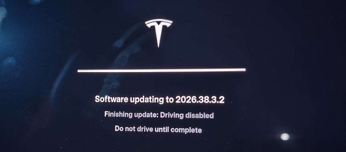 車内画面のアップデート仕上げ中の表示