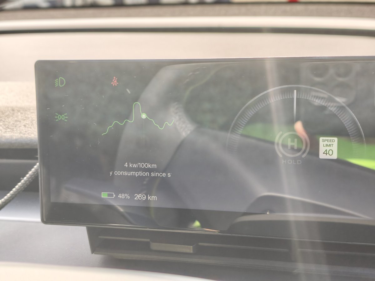 白浜に着いたときのメーター表示。残量48%、航続269km