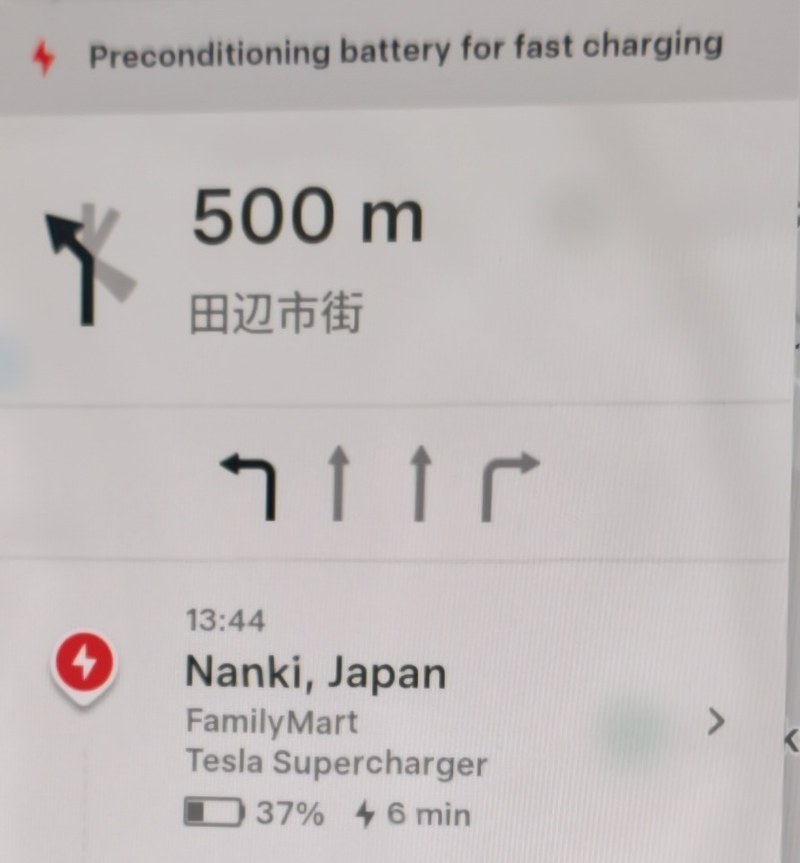 ナビの案内画面。南紀のスーパーチャージャーへ向かう途中でバッテリーのプレコンディショニングが始まっている
