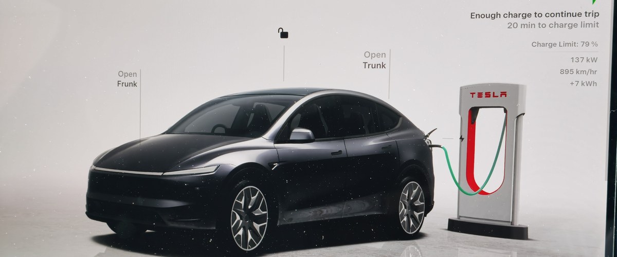充電中の車内ディスプレイ。137kW、トリップを続行するのに十分な充電量と表示されている
